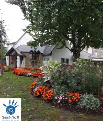 Montage mairie et parterre de fleurs